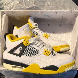Air Jordan 4 retro ‘Vivid Sulfur’. Like New. 9 men’s. 10.5 women’s